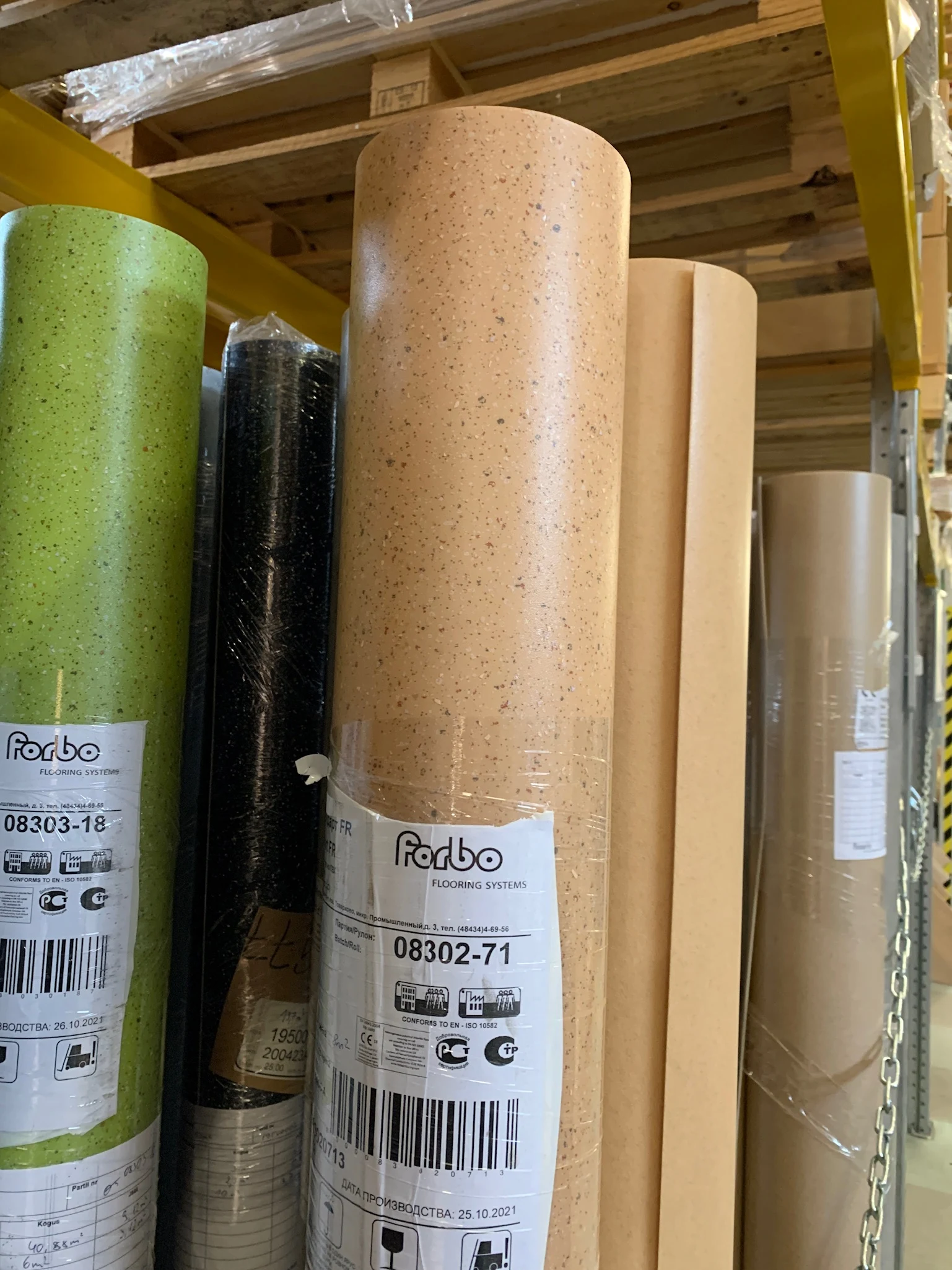 I also went to numerous vendors to take a closer look at various finishing options. In this picture I am looking at linoleum - a natural material that seems to be in recover mode after heavy overuse in the last part of the 20th century.