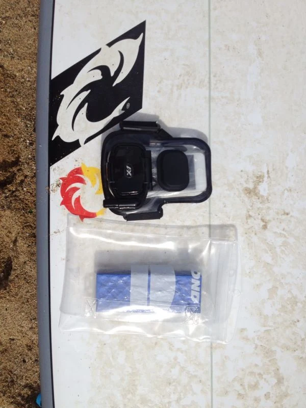 The first improvised prototype: a speaker and phone protected by ziplock bags